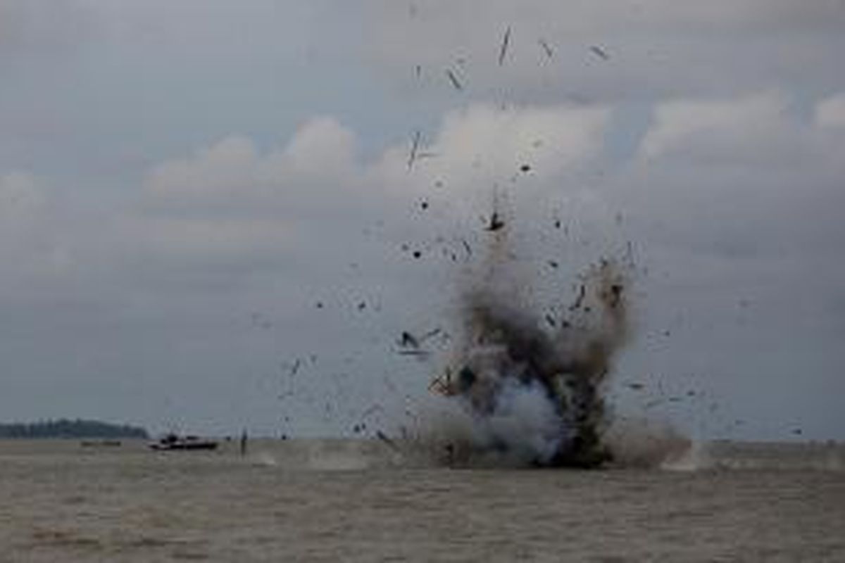 Kapal milik nelayan asing diledakkan oleh Kepolisian Daerah (Polda) Sumatera Utara (Sumut), di wilayah Laut Belawan, Medan, Sumut, Kamis (8/1/2015). Polda Sumut menenggelamkan dengan cara meledakkan satu kapal nelayan asal Malaysia yang kedapatan mencuri ikan di perairan Indonesia. Dalam proses penggeledahan ditemukan ikan hasil curian sebanyak 150 kilogram.