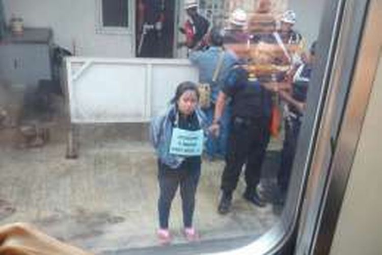 Seorang wanita pencopet bernama Yeni Suryanti (23) dipajang pihak Stasiun Manggarai pada Senin (8/8/2016). Ia dipajang usai tertangkap tengah mencopet isi tas salah seorang penumpang kereta rel listrik (KRL) commuter line di stasiun tersebut. 