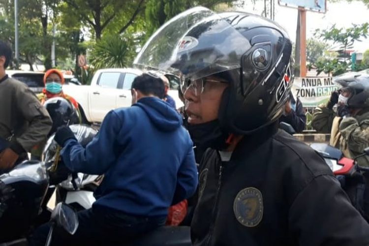 Sejumlah pengendara protes karena sempat tidak mendapatkan kuota uji emisi kendaraan di Dinas Lingkungan Hidup (LH) DKI Jakarta, Cililitan, Kramatjati, Jakarta Timur, membeludak pada Kamis (4/11/2021).