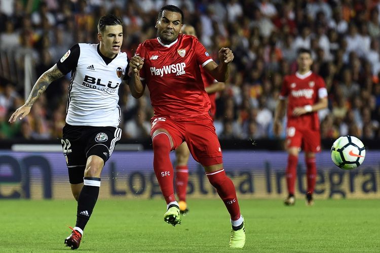 Pemain depan Valencia, Santi Mina (kiri) menantang bek Argentina Sevilla, Gabriel Mercado selama pertandingan sepak bola Liga Spanyol, Valencia CF vs Sevilla FC di stadion Mestalla di Valencia pada 21 Oktober, 2017.