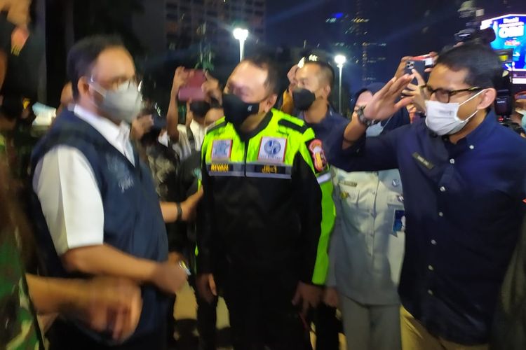 Gubernur DKI Jakarta Anies Baswedan dan Menteri Sandiaga Uno memantau pengamanan malam pergantian tahun di salah satu lokasi Crowd Free Night (CFN) di Jalan Jenderal Sudirman Thamrin, Jakarta Pusat, beberapa menit sebelum pergantian tahun. 