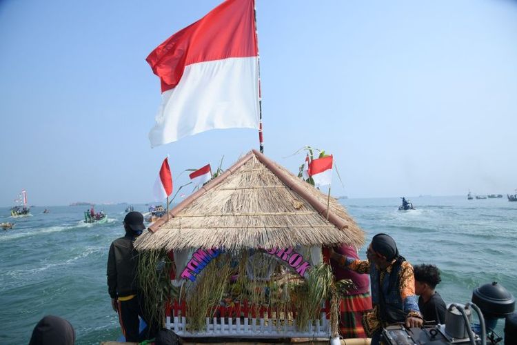 Ratusan kapal meramaikan Prosesi Sedekah Laut Larung Sesaji yang digelar masyarakat nelayan di Kampung Nelayan Tambaklorok, Semarang, Minggu (2/6/2024). 