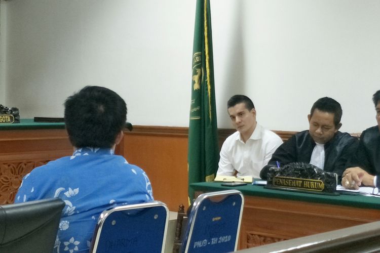 Artis peran Steve Emmanuel (berkemeja putih) mendengarkan keterangan saksi pada sidang di Pengadilan Negeri Jakarta Barat, Senin (10/6/2019).