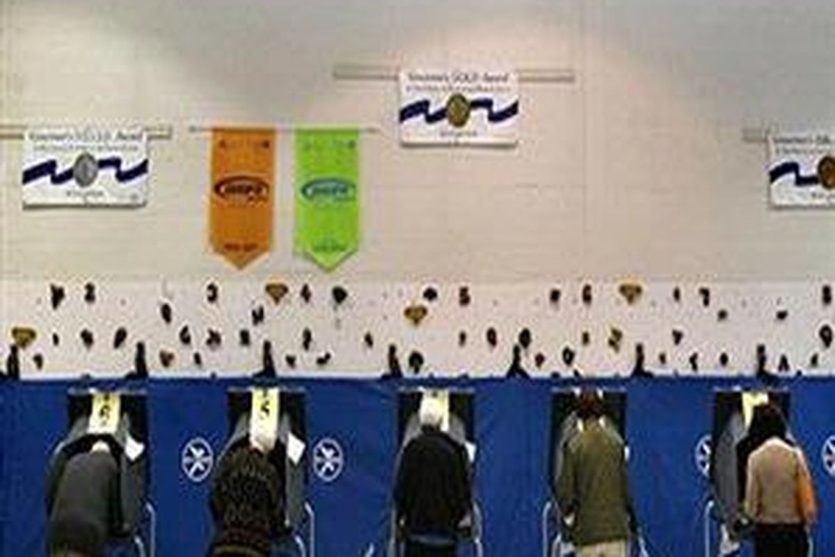 Pemilih menyampaikan hak suara mereka pada tempat pemungutan suara di Lyles Crouch School, Alexandria, Virginia, 4 November 2008 