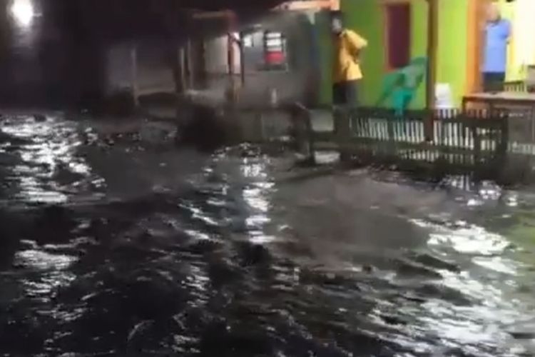 Banjir Rob terjadi di pesisir Selatan Tasikmalaya sampai menggenangi jalan raya di wilayah Kampung Pasanggrahan, Desa Cipatujah, pada Kamis (12/8/2021) dini hari tadi.