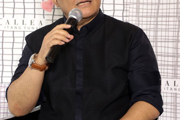 Desainer Itang Yunasz dalam peluncuran koleksi ALLEA Itang Yunasz di Conclave, Jakarta Selatan, Rabu (14/3/2018).