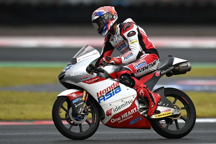 Pebalap Honda Team Asia Mario Suryo Aji memacu kecepatan sepeda motornya saat latihan bebas 3 (FP3) Moto3 seri Pertamina Grand Prix of Indonesia 2022 di Pertamina Mandalika International Street Circuit, Lombok Tengah, NTB, Sabtu (19/3/2022). Ajang balapan MotoGP seri kedua 2022 tersebut berlangsung pada 18-20 Maret 2022.