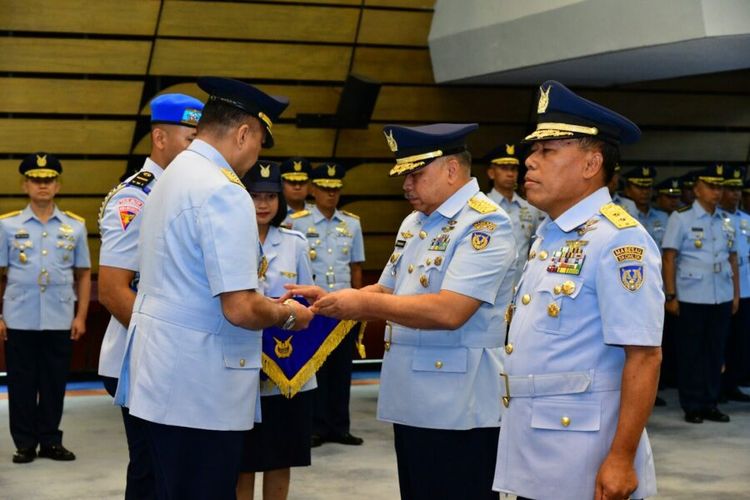 Kepala Staf TNI Angkatan Udara (KSAU) Marsekal Fadjar Prasetyo memimpin serah terima jabatan (sertijab) delapan jabatan strategis di lingkungan TNI AU. Sertijab dilakukan Gedung I.G Dewanto, Markas Besar TNI AU (Mabesau), Cilangkap, Jakarta Timur, Selasa (25/7/2023).