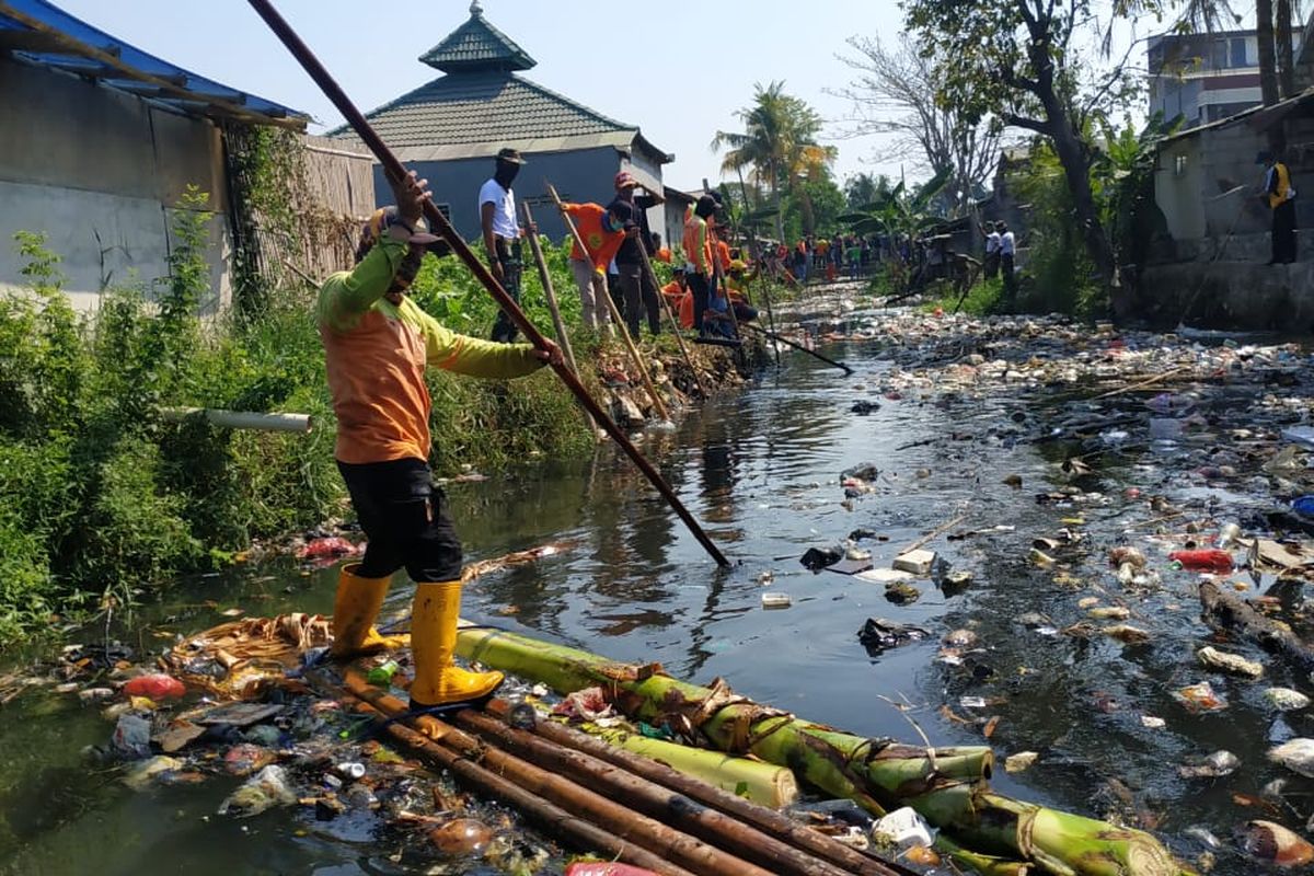 Sampah yang memenuhi Kali Bahagia atau Kali Busa di Kelurahan Bahagia, Kecamatan Babelan, Kabupaten Bekasi dibersihkan, Kamis (1/8/2019).
