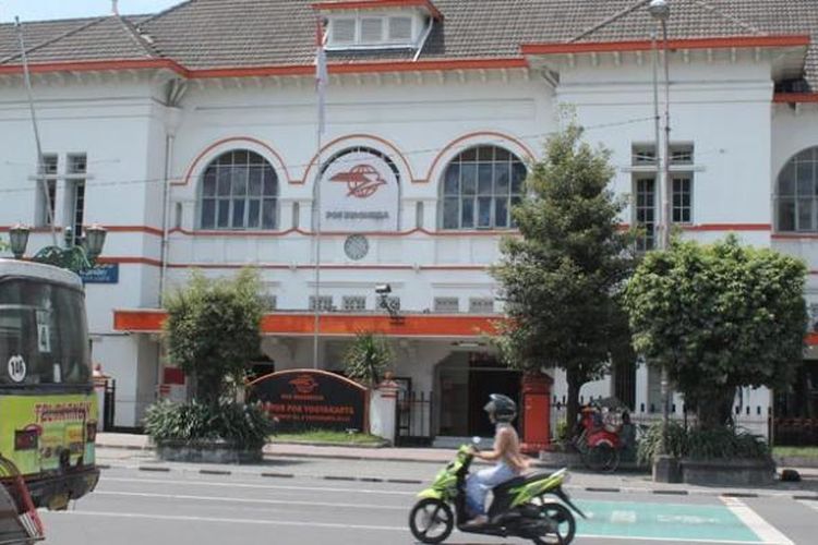 Kantor Pos Pusat di ujung Jalan Malioboro, Yogyakarta.