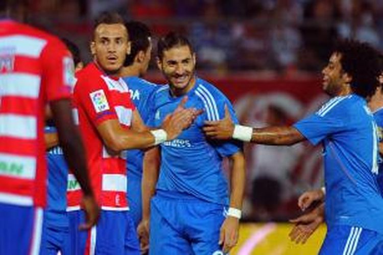 Striker Real Madrid, Karim Benzema (tengah), merayakan keberhasilannya menjebol gawang Granada pada pekan kedua La Liga di Nuevo Los Carmenes stadium, Selasa (27/8/2013) dini hari WIB. Madrid menang 1-0.