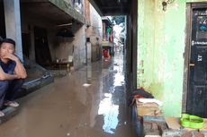 Sabtu Sore, Banjir di Jalan Bina Warga Rawajati Masih 1 Meter Lebih