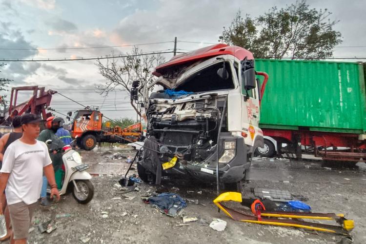 KECELAKAAN: Enam orang tewas dan empat orang lainnya luka-luka dalam kecelakaan maut yang melibatkan bus dan dua truk tronton di Pantura Pati-Rembang, Kecamatan Batangan, Kabupaten Pati, Jawa Tengah, Senin (23/9/2024) dini hari.