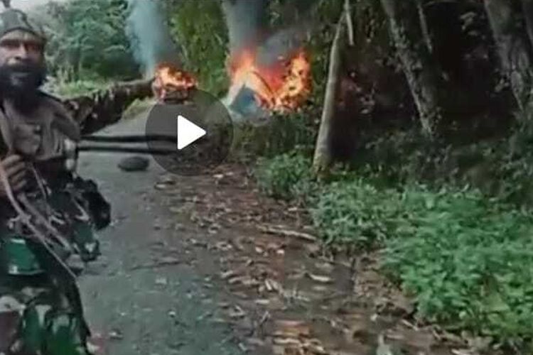 Tangkapan layar Plato Merani yang diambil dari video pembakaran kendaraan milik Polisi, Kepulauan Yapen, Papua, Selasa (13/12/2022)