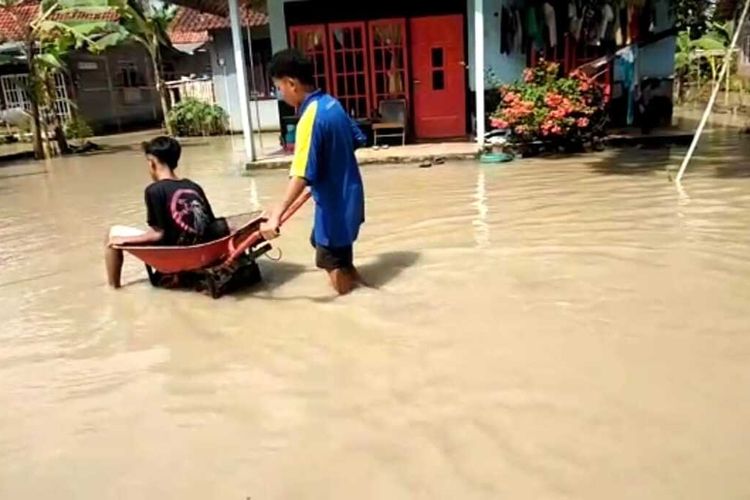 Banjir melanda Desa Kalijeruk, Kecamatan Kawunganten, Kabupaten Cilacap, Jawa Tengah, Jumat (15/7/2022).
