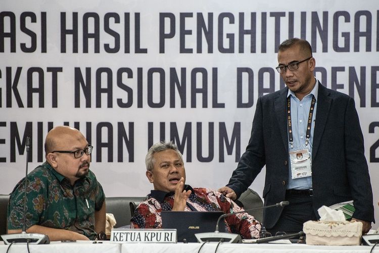 Ketua KPU Arief Budiman (tengah), para Komisioner KPU Hasyim Asyari (kanan) dan  Ilham Saputra (kiri) berbincang di sela Rapat Pleno Rekapitulasi Hasil Penghitungan dan Perolehan Suara Tingkat Nasional Dalam Negeri dan Penetapan Hasil Pemilu 2019 di kantor KPU, Jakarta, Rabu (15/5/2019). Komisi Pemilihan Umum (KPU) kembali menggelar rapat pleno tersebut untuk tujuh provinsi diantaranya Aceh, Sumatra Barat, Kepulauan Riau, Jawa Tengah, Banten, NTB, dan Sulawesi Tenggara. ANTARA FOTO/Aprillio Akbar/hp.