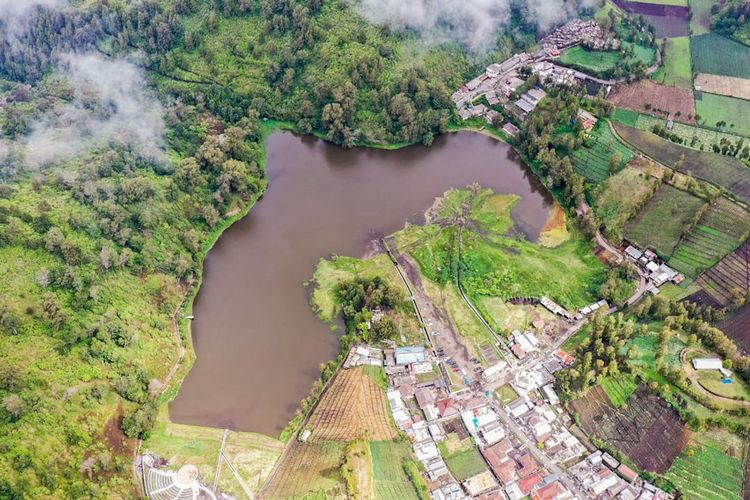 Desa Wisata Ranu Pani di Kabupaten Lumajang, Jawa Timur, menjadi salah satu tempat melihat embun upas atau embun es