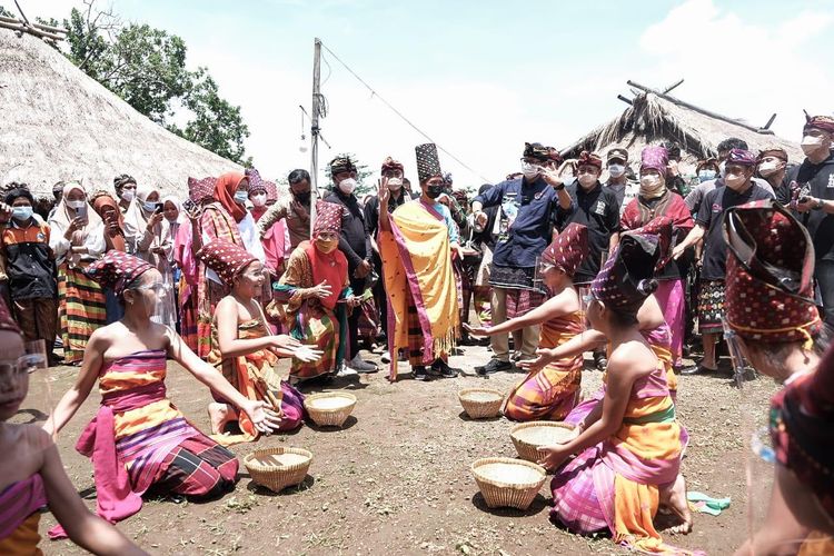 Tari Bisok Menik di Desa Wisata Senaru, Lombok.