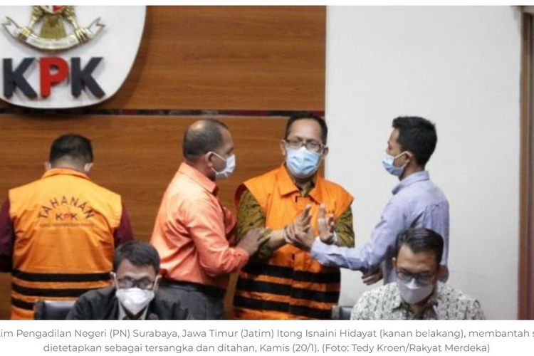 Tangkapan layar foto hakim Pengadilan Negeri (PN) Surabaya Itong Isnaini Hidayat (kanan belakang), saat ditetapkan sebagai tersangka oleh KPK.