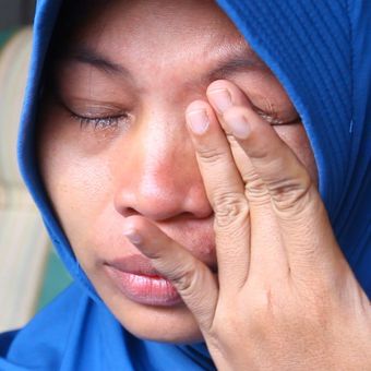 Baiq Nuril Maknun menghapus air matanya saat ditemui di rumahnya di perumahan BTN Harapan Permai, Labuapi, Lombok Barat, Senin (12/11/2018). Nuril kecewa atas keputusan MA yang mengabulkan kasasi Kejaksaan Tinggi NTB, atas kasus pelanggaran UU ITE. 