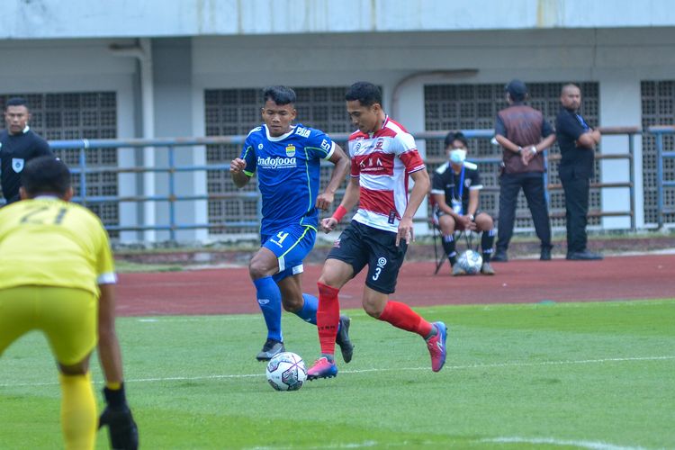 Pemain muda Persib Bayu Fiqri dan bek kiri Madura United Reva Adi hendak berebut bola dalam pertandingan Liga 1 2022-2023, Sabtu (30/7/2022) di Stadion Gelora Bandung Lautan Api (GBLA).