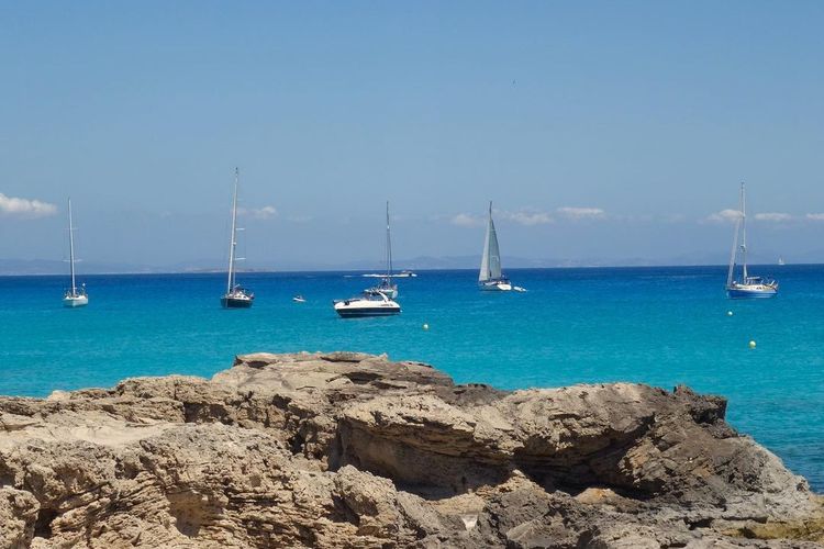 Salah satu pemandangan laut dengan beberapa kapal pesiar yang ada di sekitar Pulau Ibiza dan Formentera.