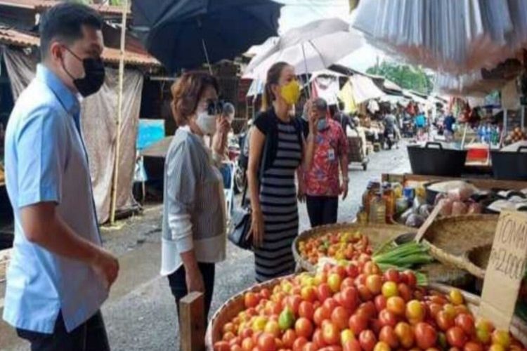 Komisi II DPRD Sulut saat memantau stok dan harga pangan di pasar yang ada di Kota Bitung, Sulut.