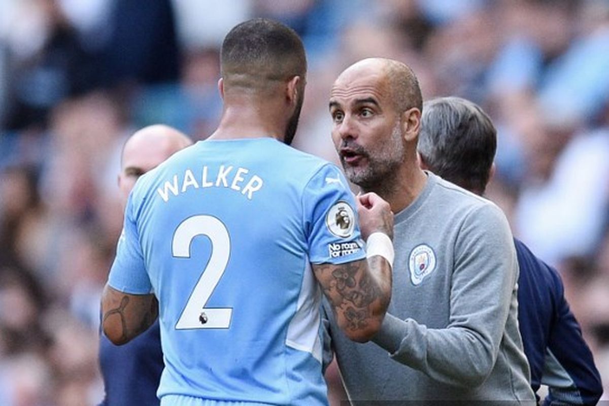 Manajer Manchester City Pep Guardiola (kanan) berbicara dengan Kyle Walker pada laga kontra Manchester United di Etihad Stadium, 18 September 2021.
