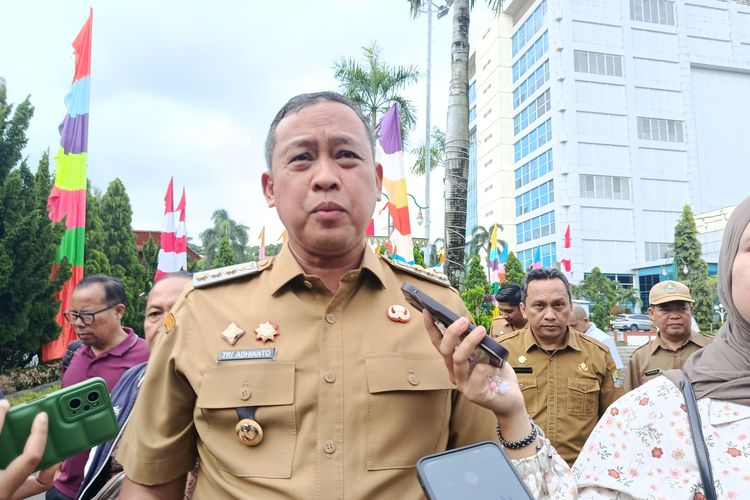 Walkot Bekasi Tinggalkan Mobil Dinas, Kini Naik Hiace Bareng Staf demi Efisiensi