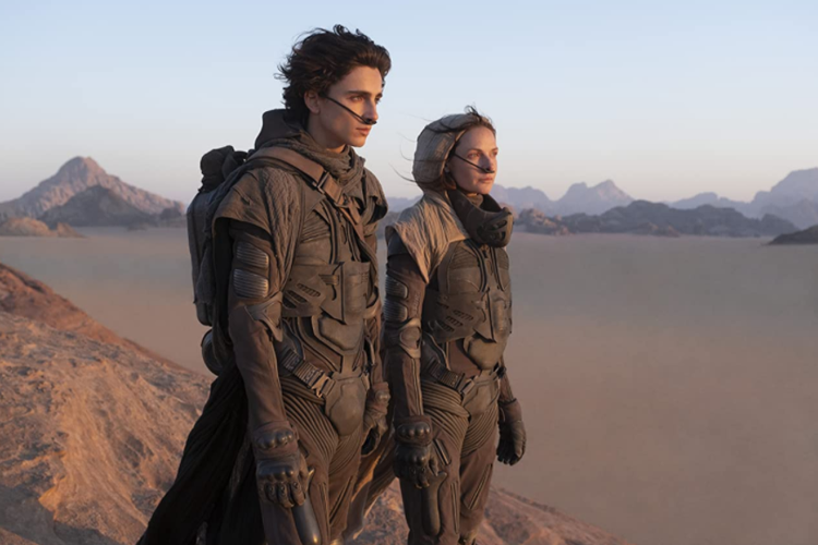 Rebecca Ferguson dan Timothée Chalamet dalam film fiksi ilmiah Dune (2020).