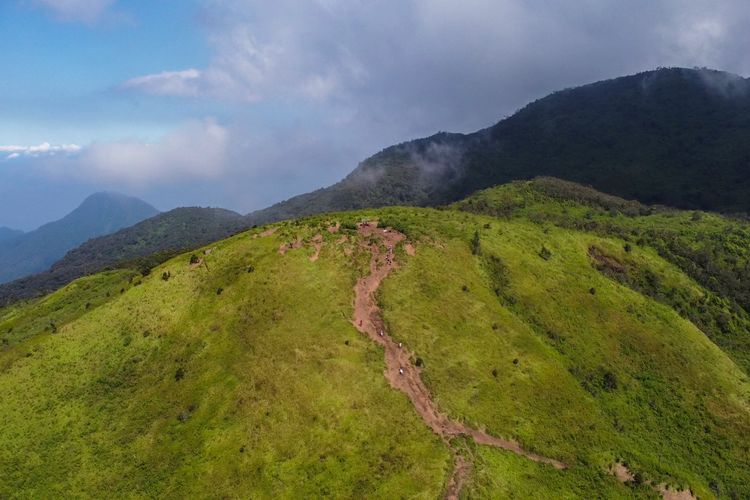 Harga Tiket Dan Jam Pendakian Terkini Bukit Mongkrang Tawangmangu