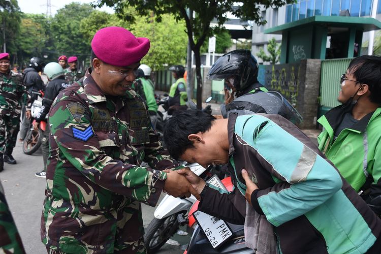Marinir Amankan Demo Ojol di Kwitang: Dialog hingga Bagi-bagi Minuman