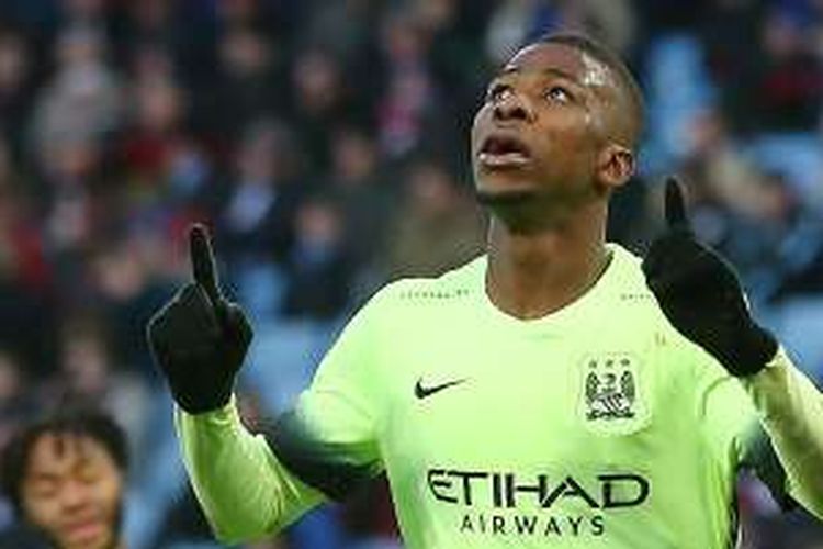 Penyerang muda Manchester City, Kelechi Iheanacho, merayakan gol ke gawang Aston Villa, pada laga putaran keempat Piala FA di Stadion Villa Park, Sabtu (30/1/2016).