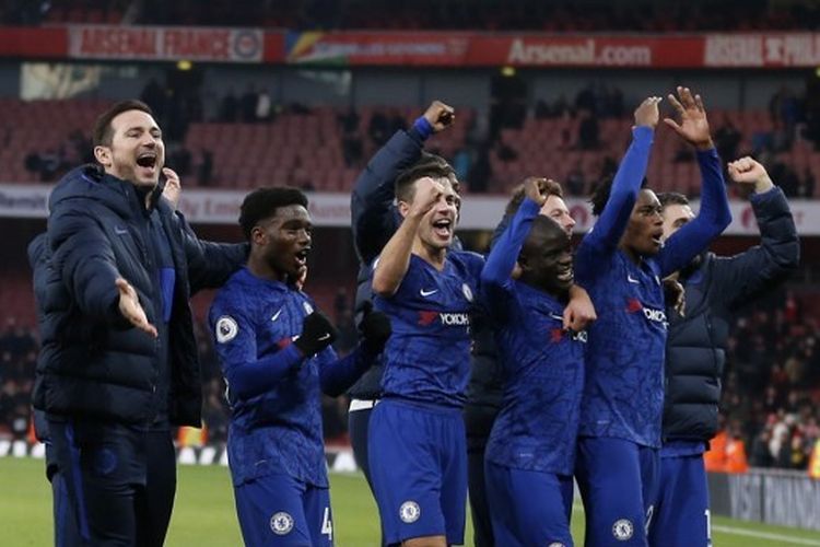 Frank Lampard bersama para pemain Chelsea seusai menang atas Arsenal pada pekan ke-20 Liga Inggris 2019-2020.