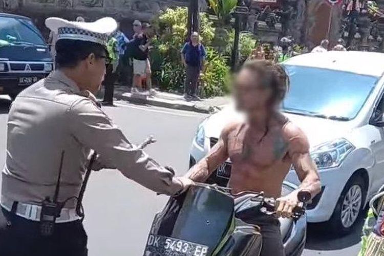 Viral WNA pelanggar lalu lintas bentak Kasatlantas Gianyar saat melakukan razia di Catus Pata depan Puri Ubud, Kabupaten Gianyar, Bali. 