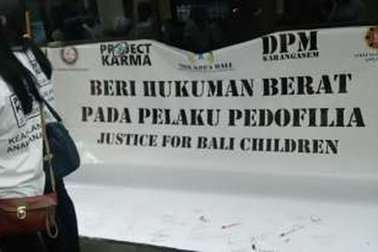 Aksi solidaritas menuntut pelaku Pedofil dihukum berat, Pengadilan Negeri Denpasar, Selasa (26/7/2017).