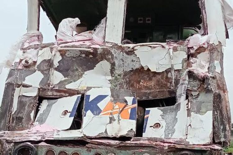 Lokomotif Kereta Api Kartanegara jurusan Malang-Purwokerto rusak usai menabrak truk pengangkut pupuk yang melintas di perlintasan sebidang tanpa palang di Kediri, Jawa Timur, Senin (10/3/2025).