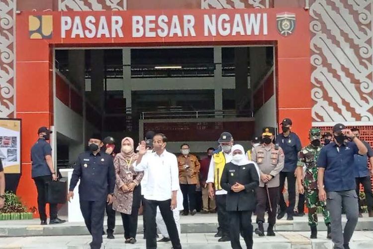 Presiden Jokowi resmikan langsung pasar besar Ngawi. Jokowi sempat memborong tempe serta memborong kaos bergambar Deny Cak Nan Kartonyono.