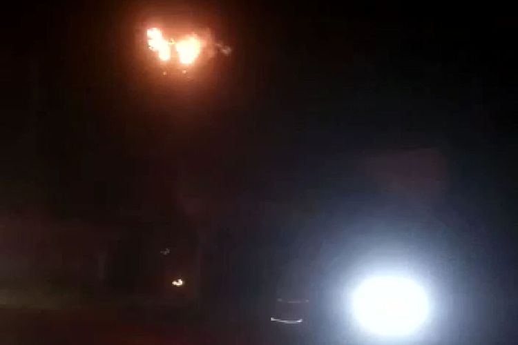 Tangkapan layar layangan terbakar akibat tersulut percikan api dari kabel listrik di Jalan Raya Penataran, Desa Penataran, Kecamatan Nglegok, Kabupaten Blitar, Selasa (11/7/2023) malam.