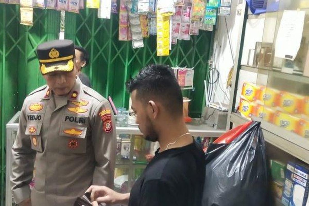 Petugas Polsek Pesanggrahan menggerebek toko obat-obatan terlarang berkedok warung kelontong di Jalan Mawar, Bintaro, Pesanggrahan, Jakarta Selatan, Sabtu (25/3/2023). 