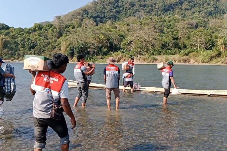 Bantuan Tak Kunjung Datang, Relawan Terobos Sungai Temui Korban Gempa Flores