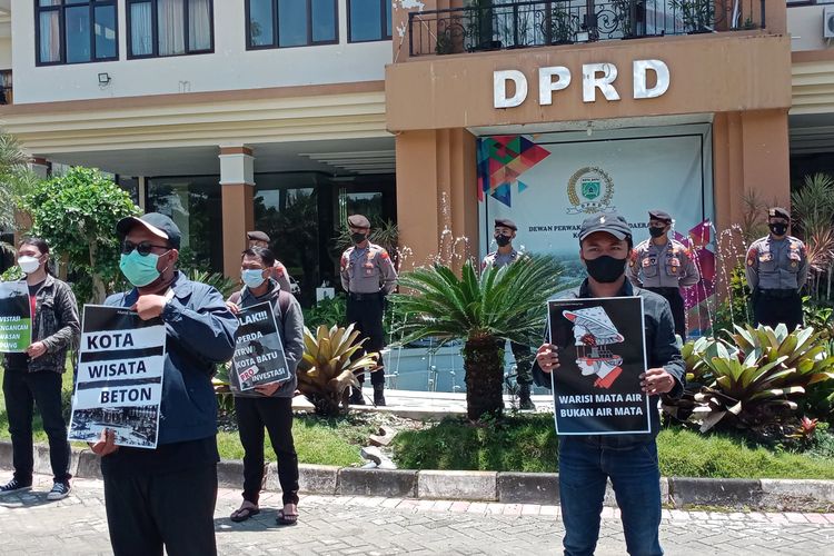 Belasan orang melakukan aksi damai di depan gedung DPRD Kota Batu, Jawa Timur pada Selasa (22/2/2022) siang untuk menyuarakan persoalan lingkungan hidup di Kota Batu.