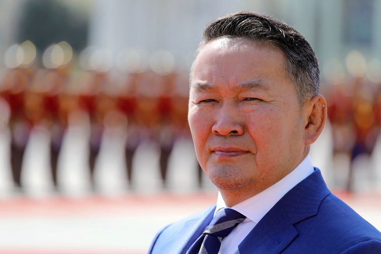 Presiden Mongolia Khaltmaagiin Battulga menunggu jelang upacara penyambutan Presiden Rusia Vladimir Putin di Ulaanbaatar, pada 3 September 2019. Dia dan jajarannya dikarantina selama dua pekan untuk mencegah virus corona setelah kembali dari China.
