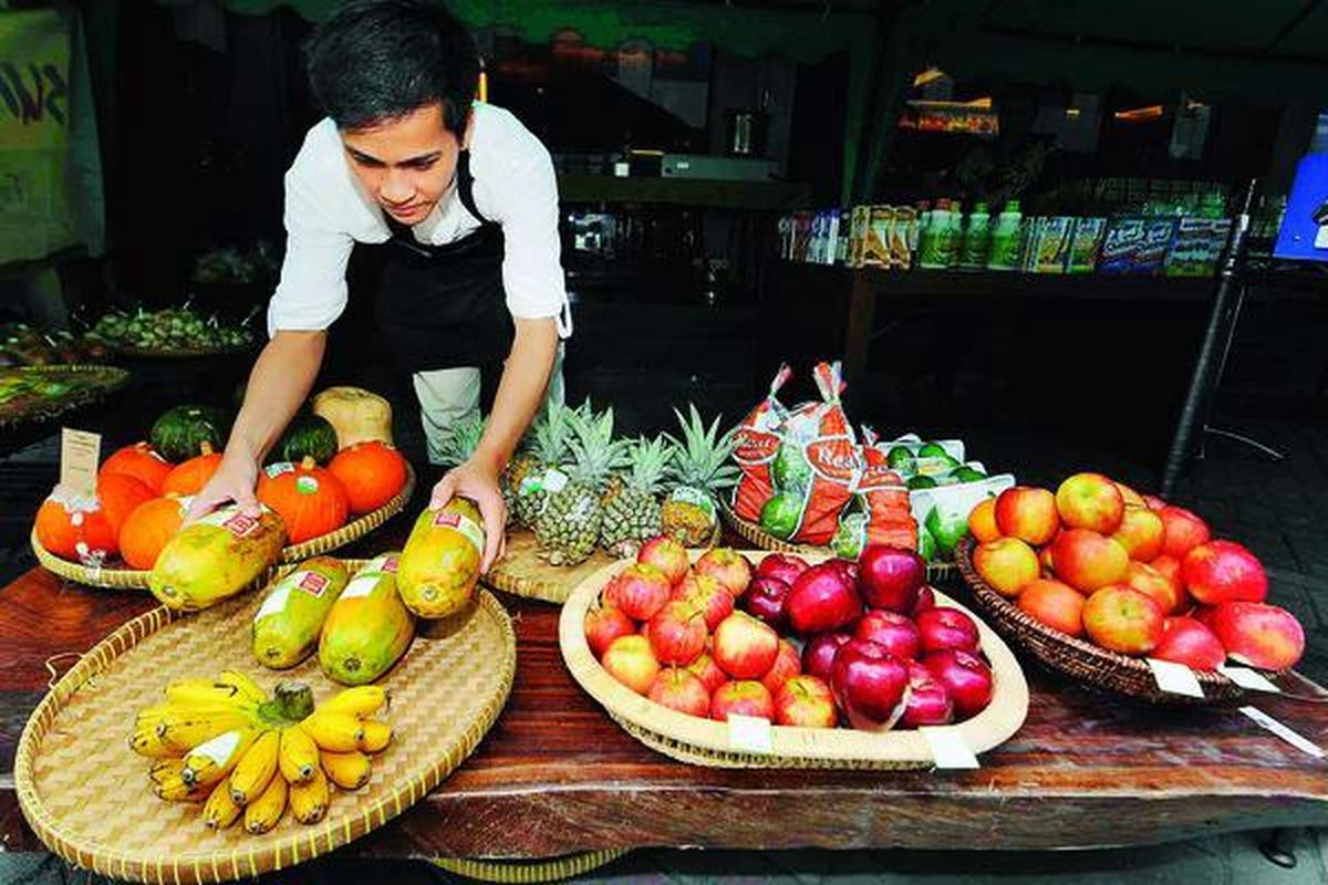 Aneka buah organik dijual di Healthy Choice Organic Store & Resto di Kompleks Graha Mas, Kebon Jeruk, Jakarta, Senin (28/3).
