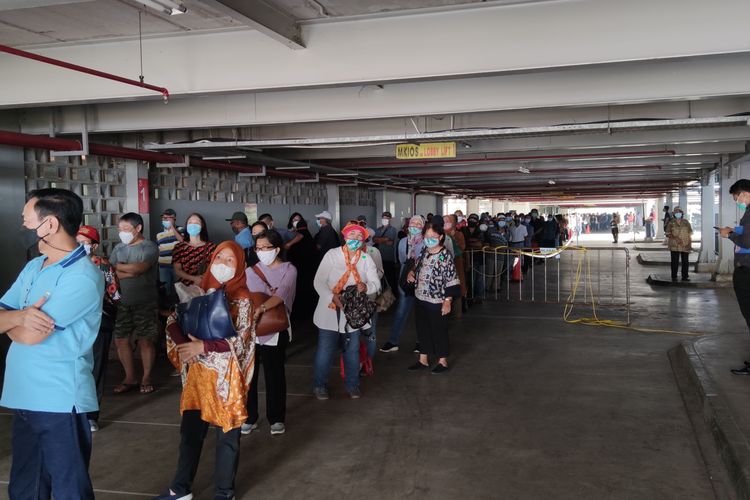 Antrean vaksinasi Covid-19 untuk lanjut usia yang digelar Badan Usaha Milik Negara (BUMN) di Istora Senayan, Jakarta, mengular. Pantauan kompas.com, Selasa (16/3/2021) pukul 11.00 WIB, antrean sampai keluar gedung Istora Senayan. 