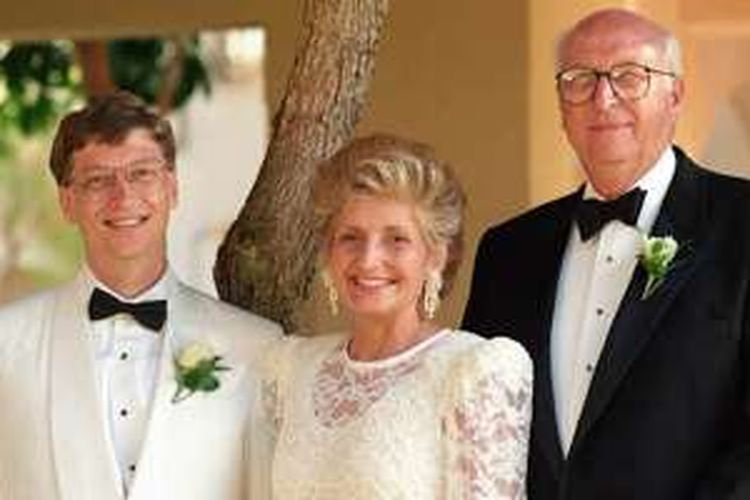 (Kiri-kanan) Bill Gates, Mary Gates, dan Bill Gates Sr. saat acara pernikahan adik Bill Gates