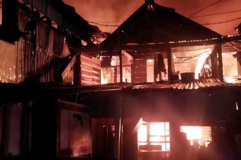 Kebakaran Gudang Ban di Makassar Merembet Hanguskan 6 Rumah Warga