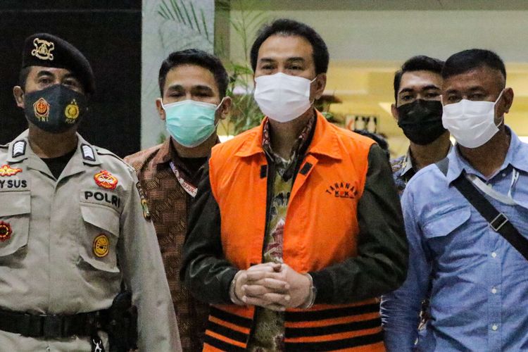 Wakil Ketua DPR Azis Syamsuddin ditahan usai diperiksa di Gedung Merah Putih KPK, Kuningan, Jakarta, Sabtu (25/9/2021). Ia menjadi tersangka dugaan kasus suap dana alokasi khusus (DAK) di Lampung Tengah.