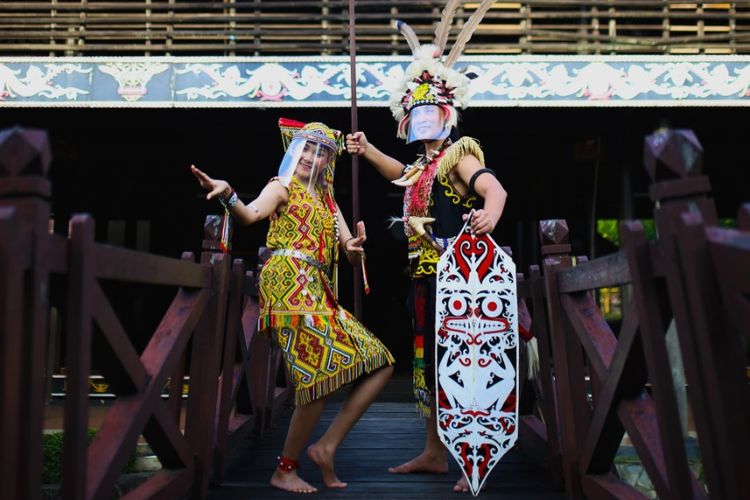Penari anjungan di Taman Mini Indonesia Indah (TMII) tampil menari dengan tambahan face shield sebagai alat pelindung diri.