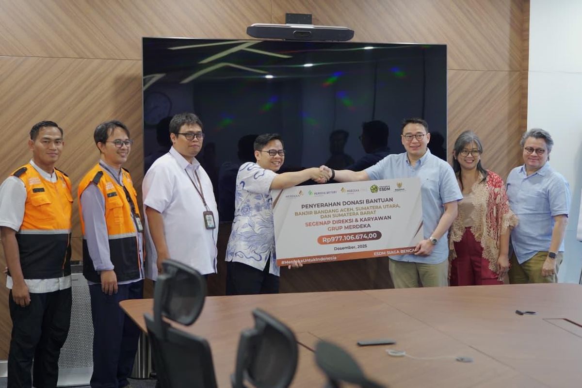 Presiden Direktur MDKA Albert Saputro menyerahkan bantuan simbolis dari Grup Merdeka untuk korban bencana di Sumatera lewat BAZNAS RI yang diwakili oleh Pimpinan Bidang Pengumpulan Rizaludin Kurniawan. 